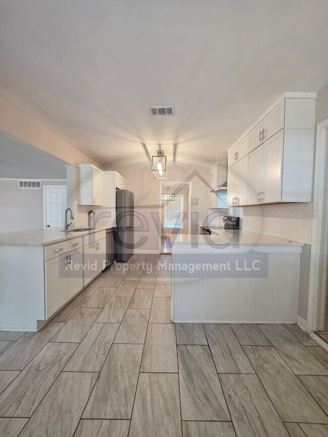 Building Photo - Elegant 4-Bedroom Home in the Heart of East Memphis!!