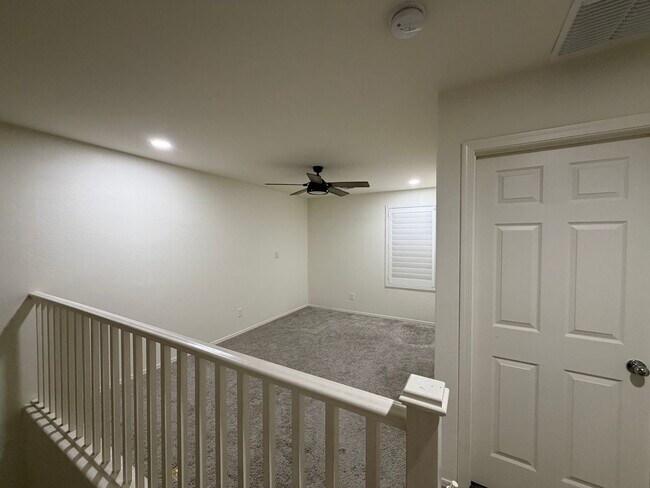 Building Photo - 3 bedroom 3 bath Home