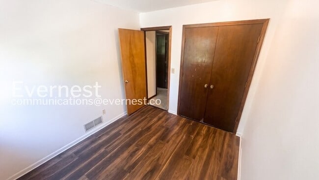 Building Photo - 3 Bed/2.5 Bath Townhome with Fenced Yard / Pets Not Accepted / Vouchers Accepted / Coming Soon!