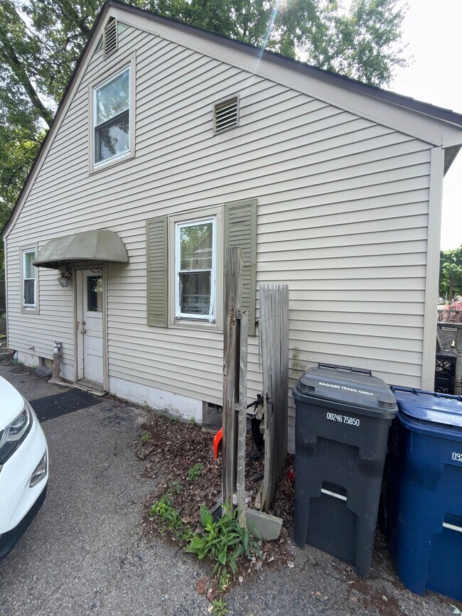 Building Photo - 3002 Arizona Ave