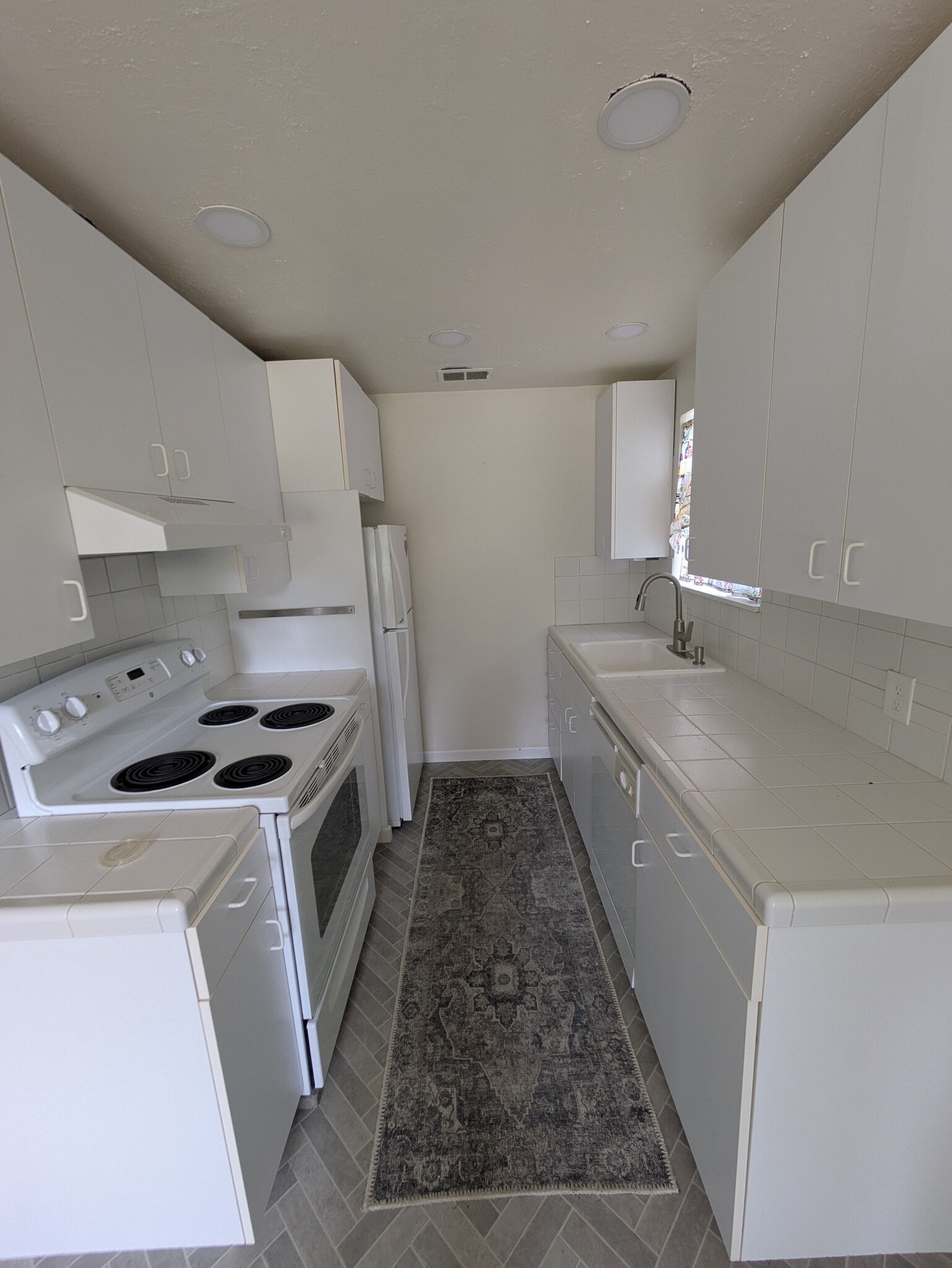 Kitchen - 324 NE 157th St