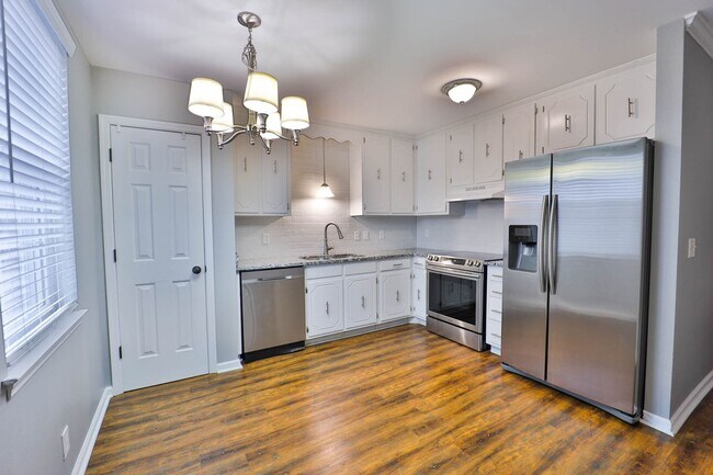 Building Photo - Great Townhome Convenient Location