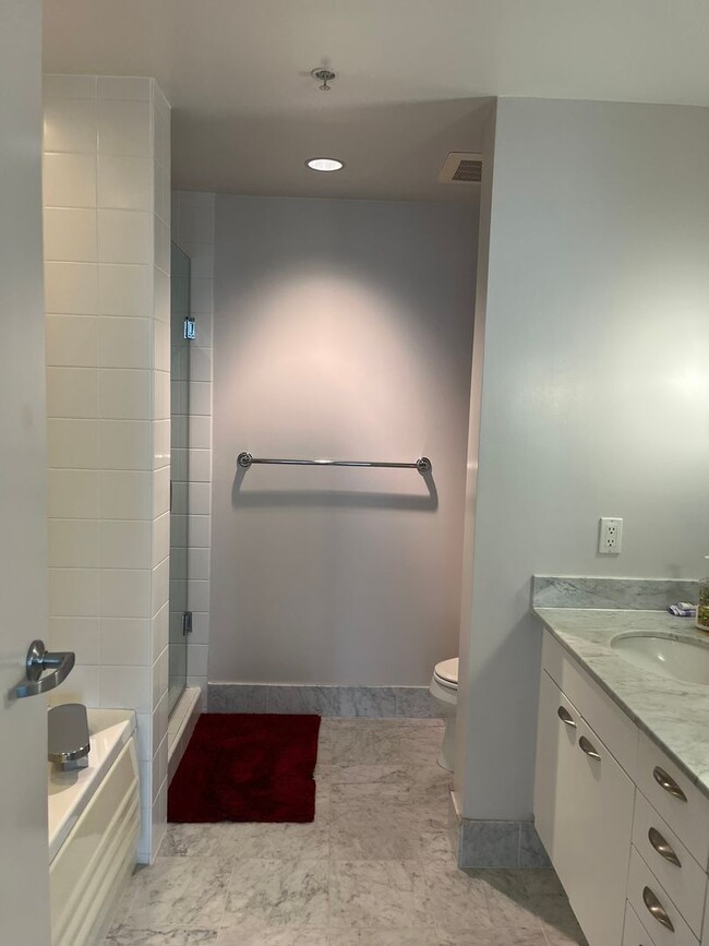 Building Photo - Experience upscale living in Downtown San Diego with great views. This is a must see!