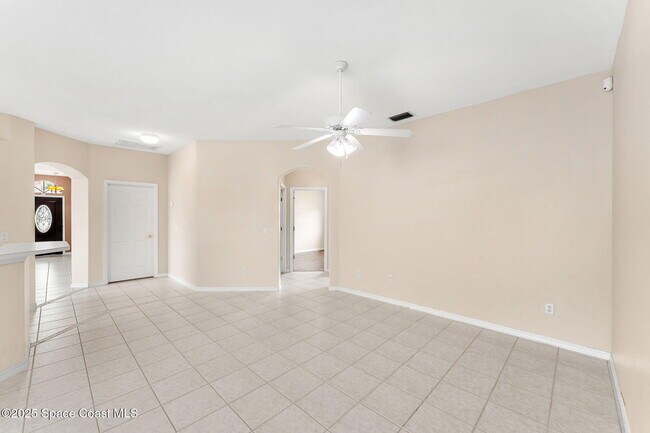 Building Photo - 1774 Sun Gazer Dr