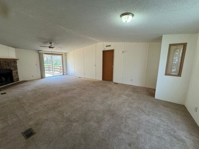 Building Photo - AVAILABLE TO SHOW!