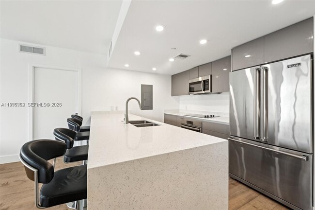 Building Photo - 13800 Highland Dr