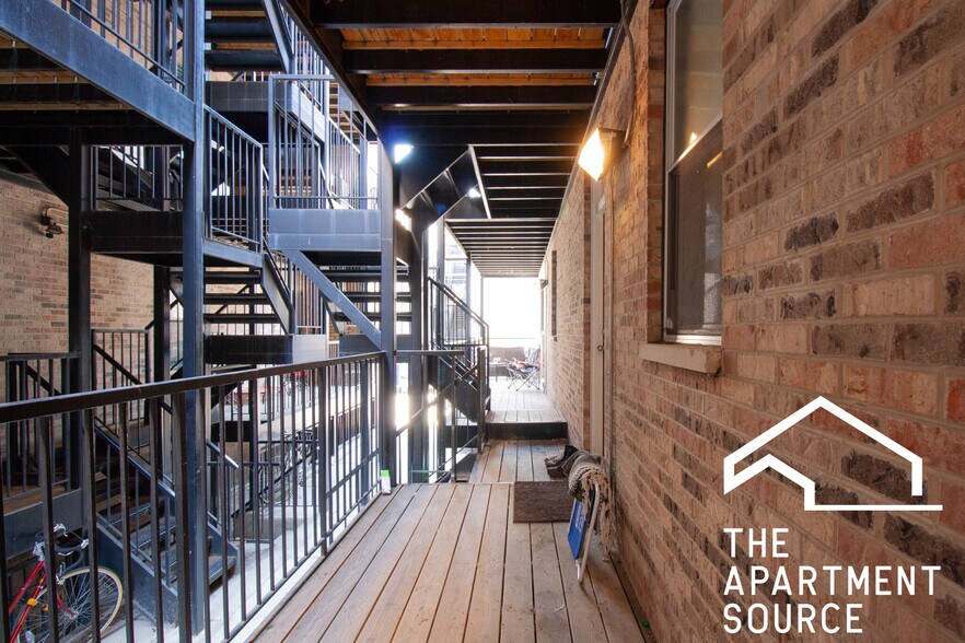 Building Photo - 855 W Cornelia Ave