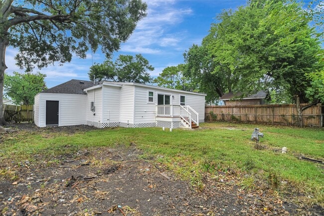 Building Photo - 908 Thomas Ave