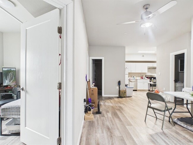 Building Photo - 911 W 22nd St