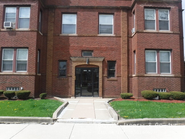 Building Photo - 9546 S Prairie Ave