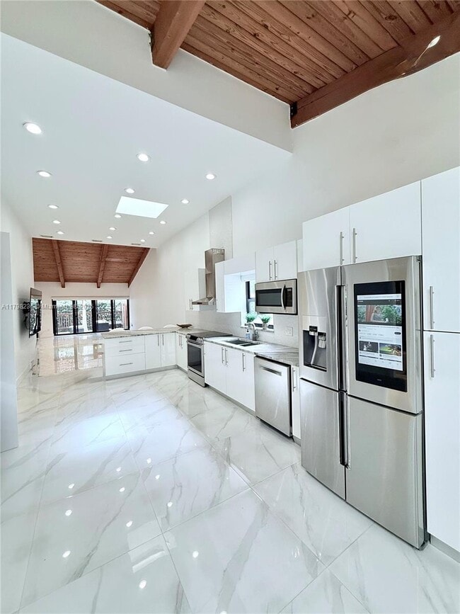 Building Photo - 2751 Parkview Dr S