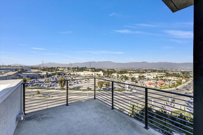 Building Photo - Large Modern Town Home with Oversize Backyard Guarded Luxury Neighborhood
