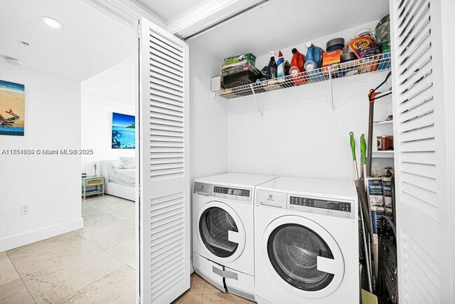 Building Photo - 1155 Brickell Bay Dr