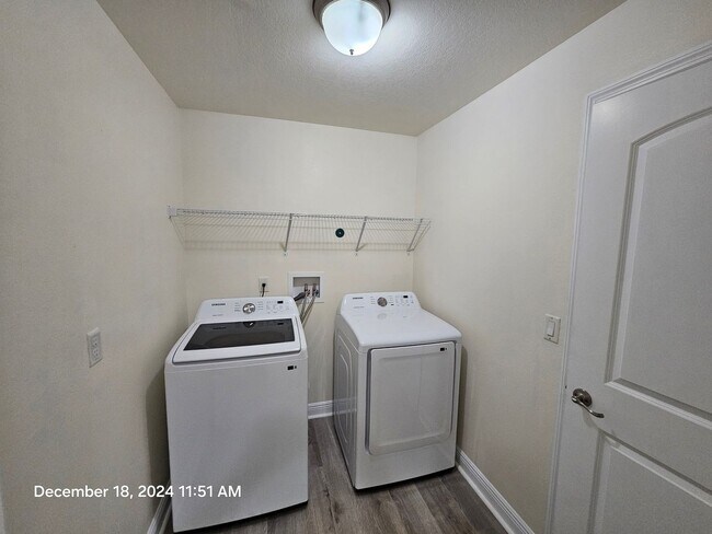 Building Photo - ** Beautiful 3/2 home featuring modern upgrades and a prime location!**