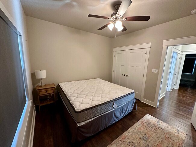Building Photo - 405 Woodlawn Dr