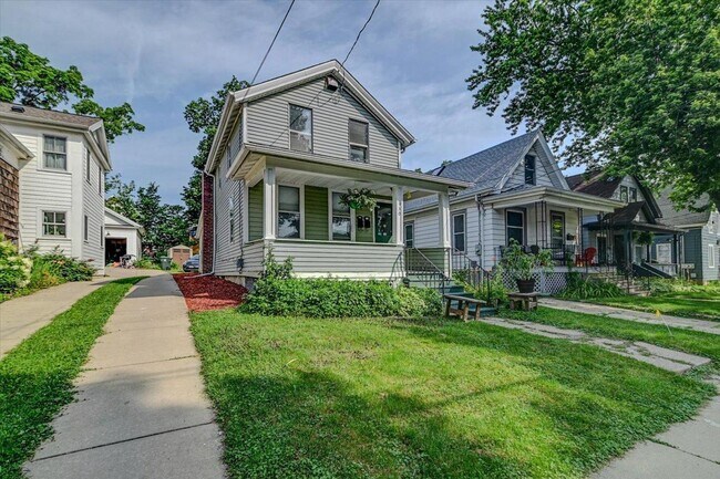 Building Photo - 930 E Dayton St