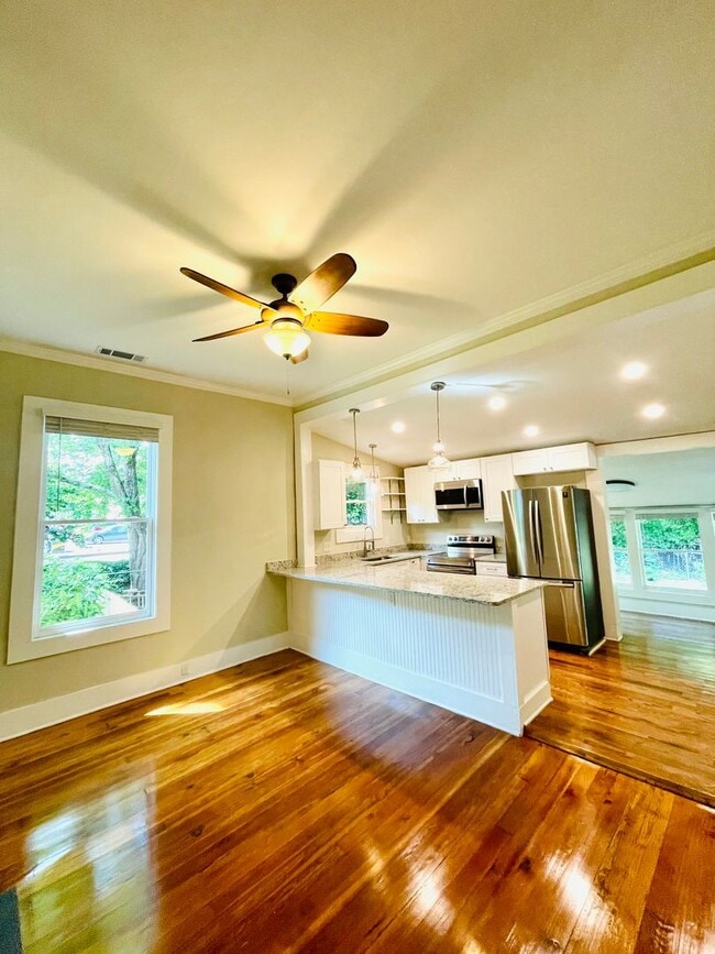Building Photo - Beautifully restored cottage downtown Madsion