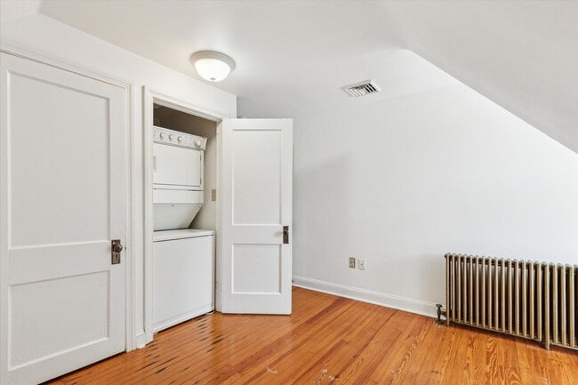 Building Photo - Renovated 2-Bed Carriage Home with Private...