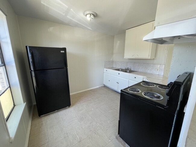 Building Photo - 705 Bustamante St