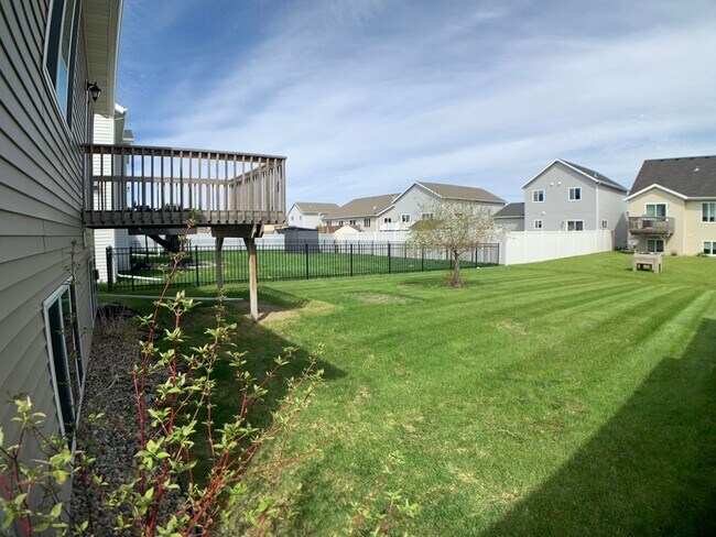 Building Photo - 3 Bed 3 Bath Single Family Home