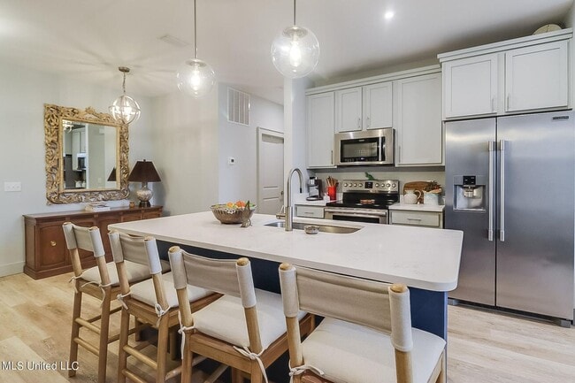 Building Photo - 2 Bed 2 Bath Condo - Open Concept at the I...
