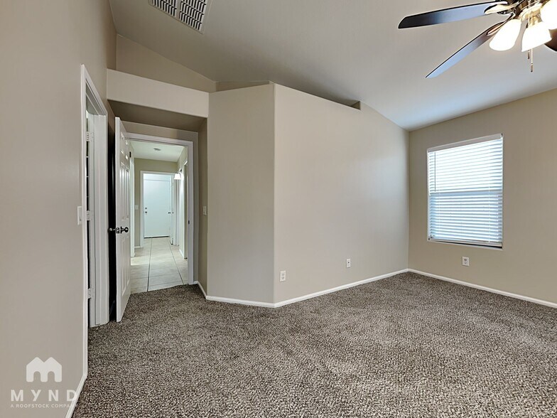 Building Photo - 1034 E Saddle Way