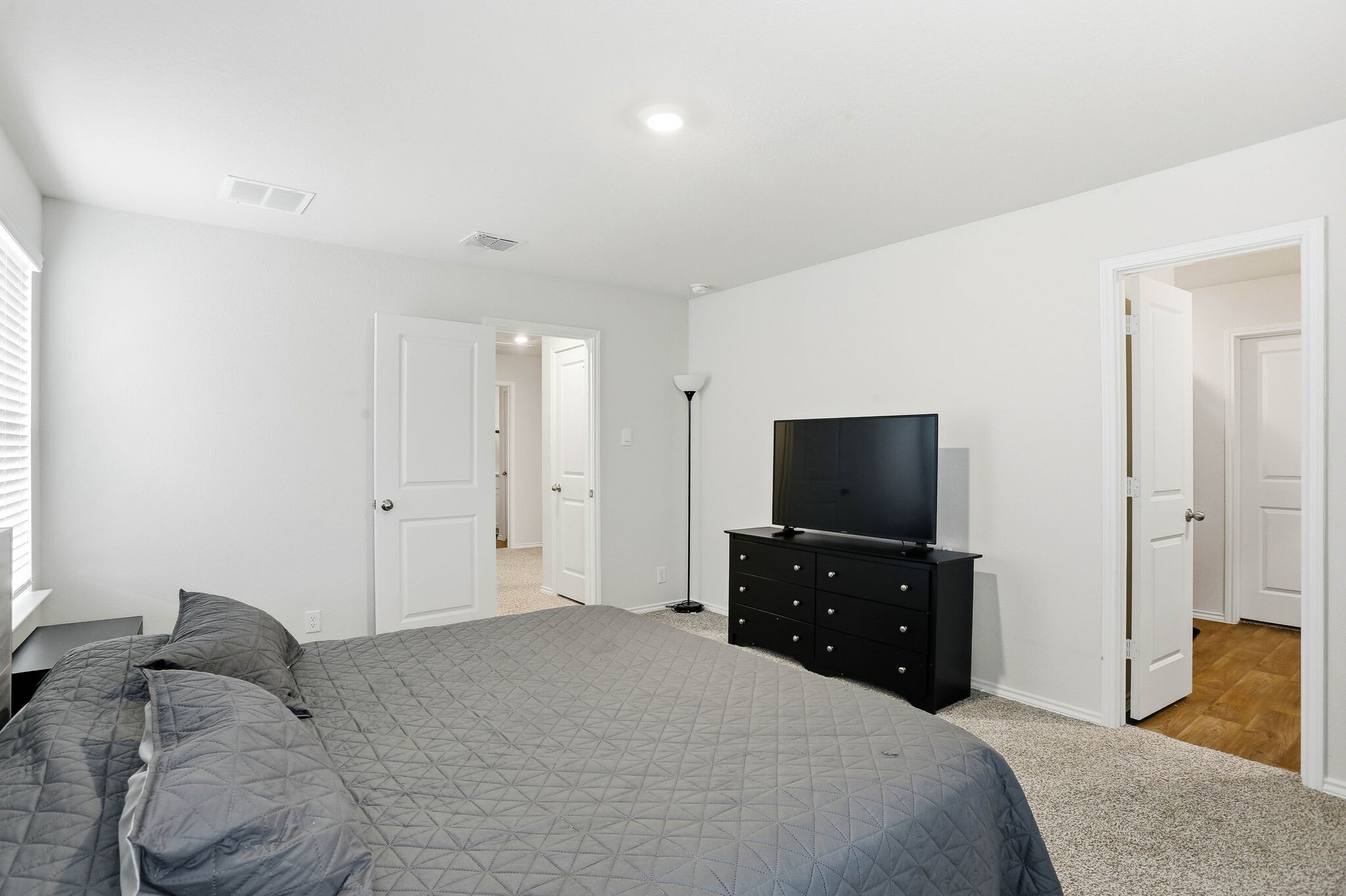 Building Photo - Room in House on Navidad Pike