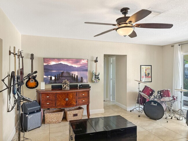 Building Photo - 280 SE 3rd Ave