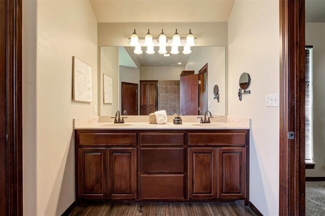 Building Photo - 1920 Fairway Dr