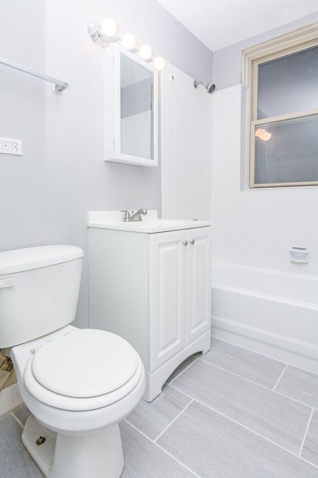 Building Photo - 2 bedroom in Chicago IL 60649