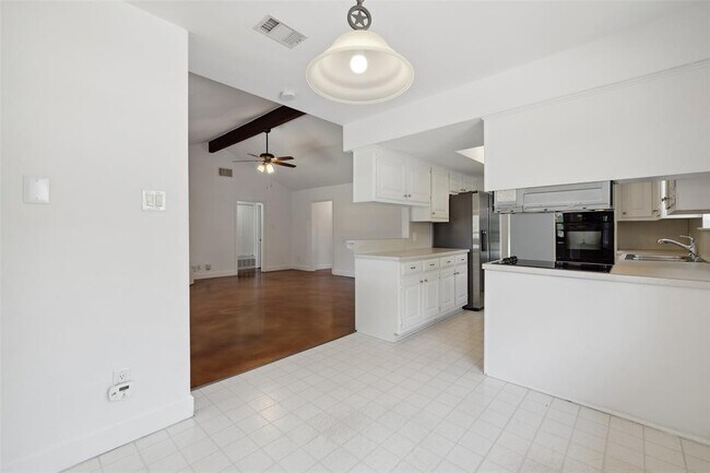 Building Photo - 7202 Squirrel Oak Cir