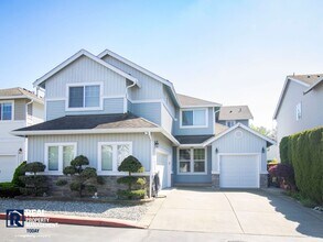 Building Photo - Spacious 5-Bedroom Home with 3-Car Garage & Fenced Yard in Kent!!