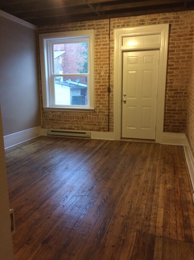 Building Photo - 112 E Washington St