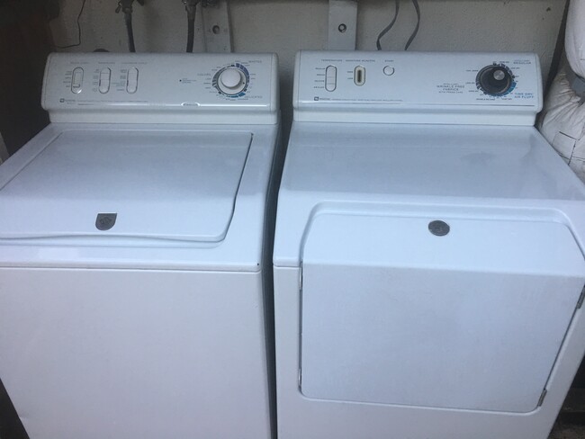 like new washer and dryer - 4950 Chimineas Ave