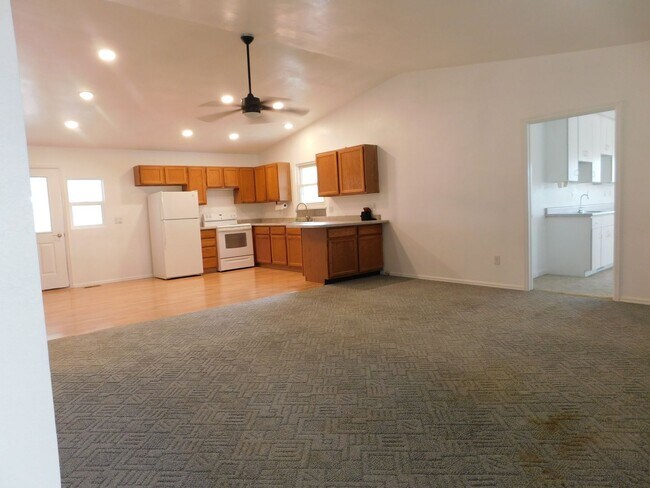 Building Photo - 1527-M 1/8 M 1/8 Rd