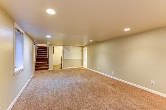 Building Photo - Pre-Lease August 2026; Large 5 Bedroom 3 B...