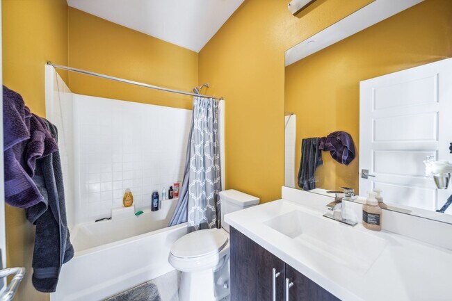 Building Photo - Charming 2-Bed / 2.5-Bath Townhouse in the...