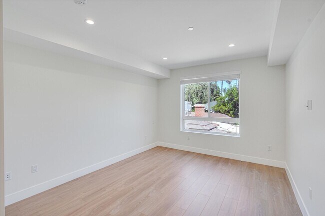 Building Photo - Riverside 4 Lease