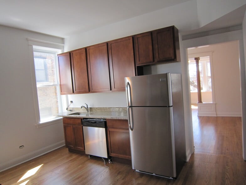 Building Photo - 3919 N Greenview Ave