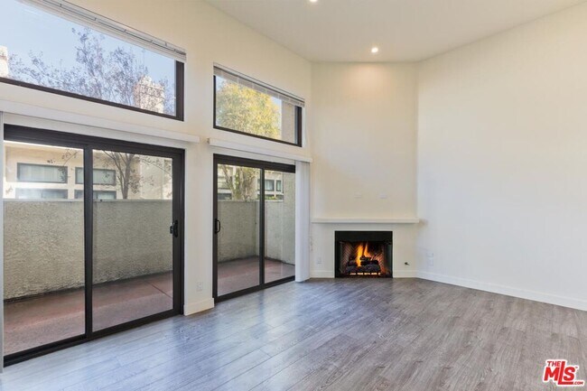 Building Photo - 6930 De Celis Pl