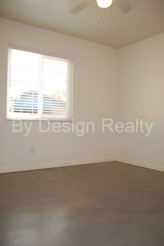 Building Photo - Recently Updated - 3 Bed 2 Bath - Large Ga...