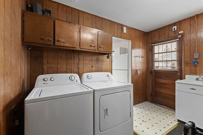 Building Photo - 3016 N Arlington Ave