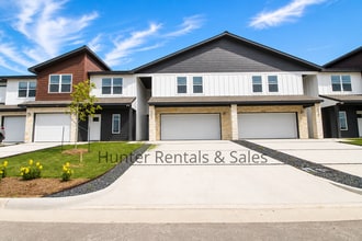 Building Photo - Upscale Three-bedroom Townhome!