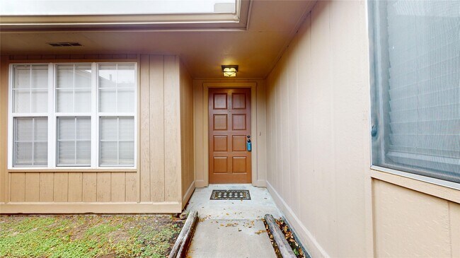 Building Photo - 1022 Manorglen Dr