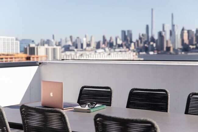 Building Photo - 1414 Grand St