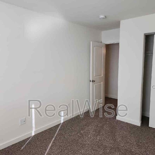 Building Photo - 1214 SW 27th St