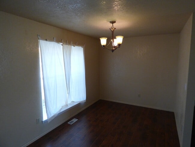 Building Photo - NEWER CARPET & STAINLESS FRIDGE!! BACKS TO...