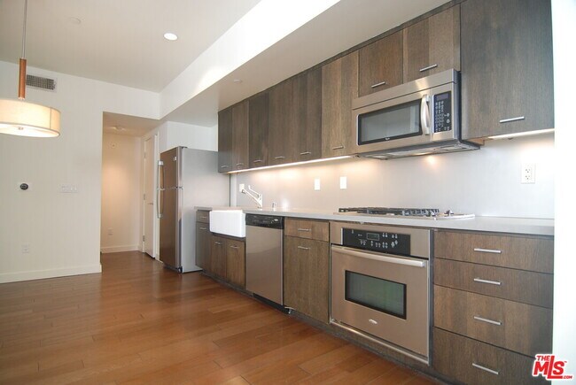 Building Photo - 940 E 2nd St