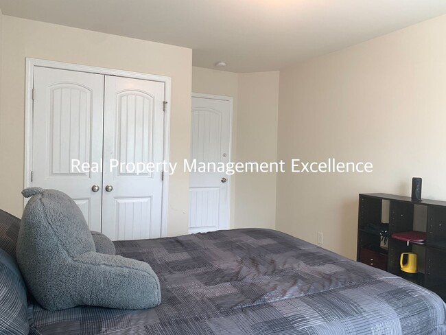 Building Photo - Beautiful 3 Bedroom Townhome in Raleigh ne...