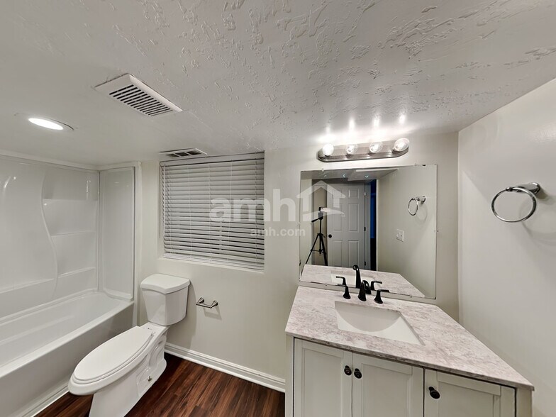 Building Photo - 1074 E 3250 N